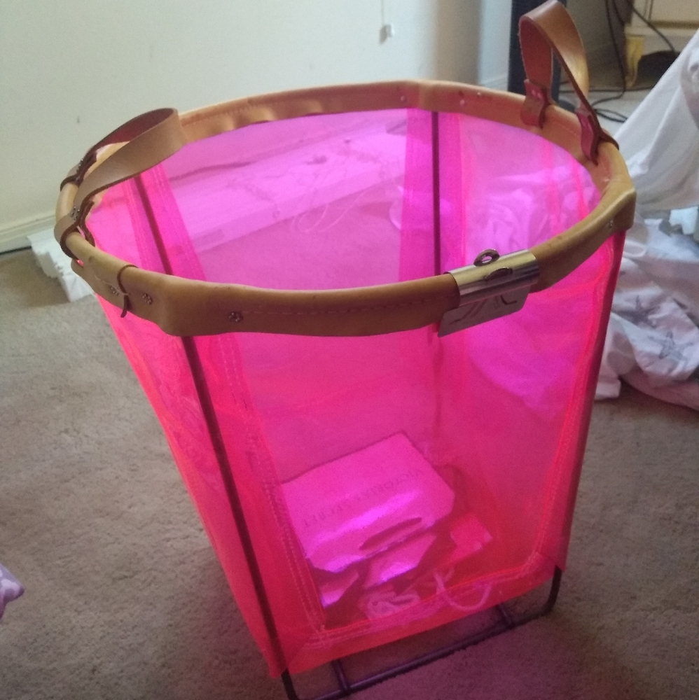 โผ๏ธ SOLD โผ๏ธ VS Pink store display bin - Picture 4 of 6